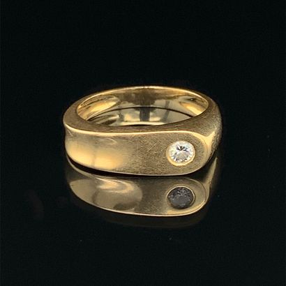 null BAGUE plate légèrement incurvée en or jaune (750‰) ponctuée d'un diamant taille...