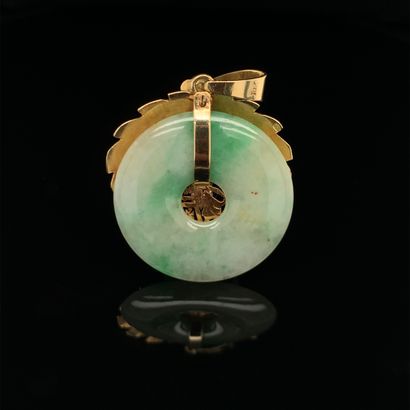 null PENDENTIF en or jaune (750‰) orné d'un anneau de jade jadéïte, centré d'un petit...