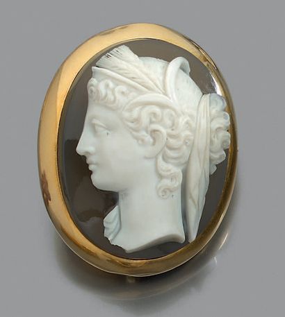 null Yellow gold (750‰) oval brooch adorned with a large light brown chalcedony cameo,...