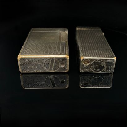 null Deux BRIQUETS rectangulaires en métal argenté.
Un signé S.T. DUPONT, l'autre...