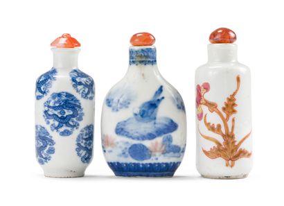 CHINE - XIXe/XXE siècle Trois flacons tabatière en porcelaine, deux de forme rouleau,...