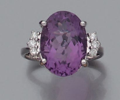 null White gold (750‰) ring set with an oval amethyst weighing 6.5 carats approx.,...