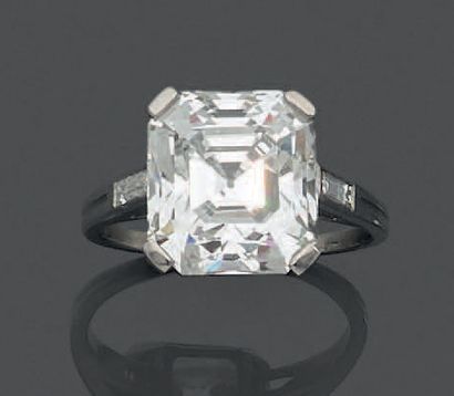 BOUCHERON BAGUE en platine (950‰) serti d'un diamant Asscher cut de forme rectangulaire...