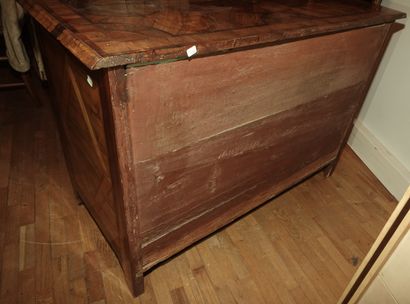 null COMMODE à façade cintrée en placage de prunier et de bois indigènes à décor...