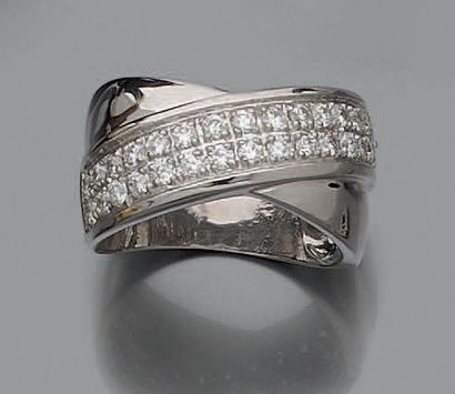 null BAGUE « croisée » en or gris (750‰) partiellement pavé de diamants taille brillant.
Doigt...