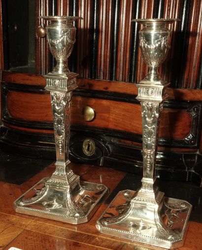 null PAIR OF SILVER CANDLES, the square base decorated with acanthus leaves and covered...