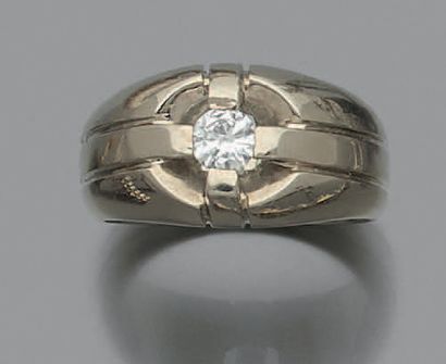 Large white gold (750‰) RING centered with...