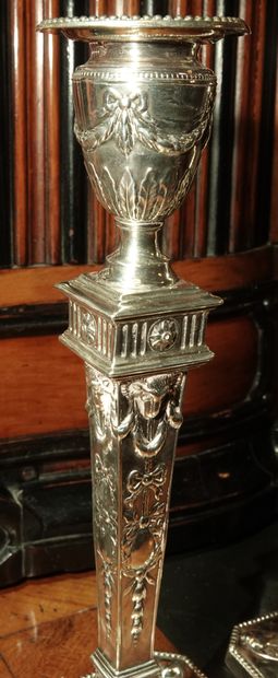 null PAIR OF SILVER CANDLES, the square base decorated with acanthus leaves and covered...