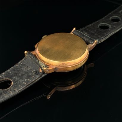 JAEGER BRACELET MONTRE ronde chronographe, deux compteurs, en or jaune (750‰). Cadran...