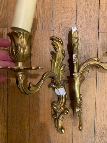 null Paire de petites appliques en bronze doré. Style Louis XV.

Hauteur : 20.5 ...