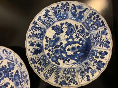 null CHINE 

Ensemble de trois grands plats à bords polylobés en porcelaine à décor...