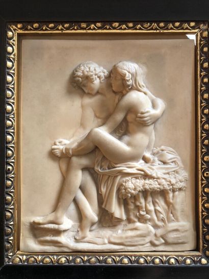 null Bas relief en albâtre représentant un couple assis.

15 x 13 cm