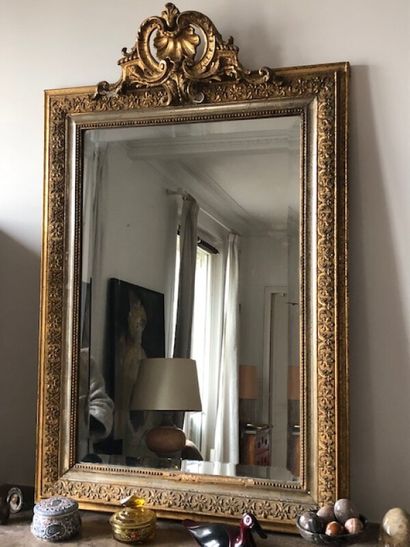 null Miroir en bois et stuc doré surmonté d'une coquille.

Style Louis XV.

120 x...