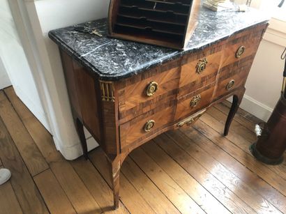 null Commode en bois de placage ouvrant à deux tiroirs.

Dessus de marbre gris.

H....