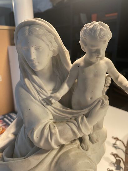 null Statuette représentrant une Vierge à l'enfant 

Biscuit 

Fin XVIIIe

H : 41...
