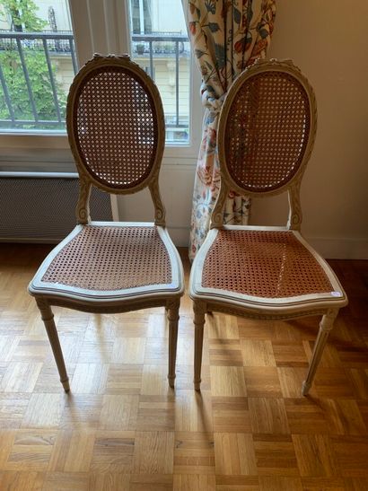 null Paire de petites chaises cannées.

Style Louis XVI.