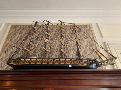 null Maquette de bateau à quatre mâts en bois peint noir .

H. 70 -L. 75 cm envi...