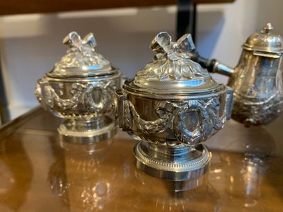 null Un LOT en ARGENT d'OBJETS MINIATURES : 

- Deux pots-à-feu miniature en argent

-...