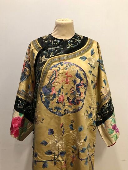 null Lot comprenant une robe chinoise en soie jaune paille, broderies polychromes...