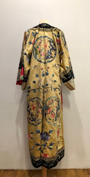 null Lot comprenant une robe chinoise en soie jaune paille, broderies polychromes...