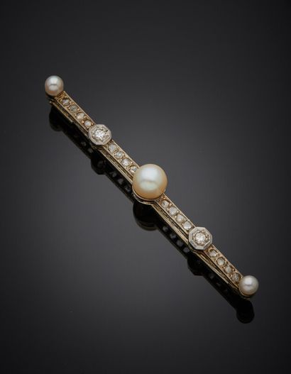 null BROCHE « barrette » en or gris (750) ornée de trois perles probablement fines...