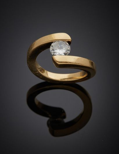  BAGUE « solitaire sinueuse » en or jaune (750) serti d'un diamant taille brillant...