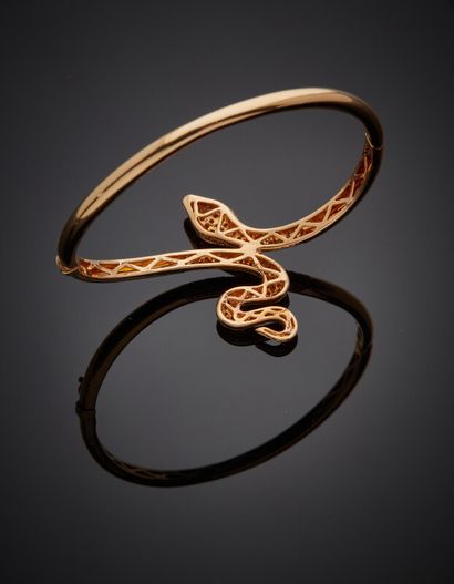  BRACELET « serpent » rigide ouvrant en or rose (750). La tête et la queue serties...
