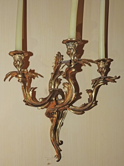  Paire d'appliques de forme mouvementée à trois bras de lumière en bronze ciselé...