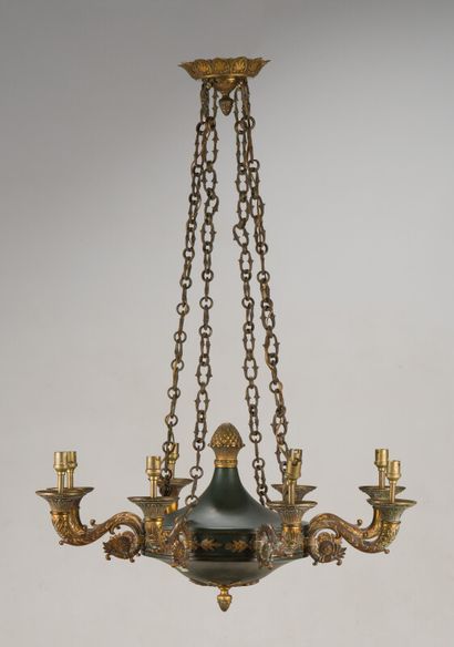  Lustre à huit lumières en tôle verte et bronze doré. 
Style Empire, XIXème siècle...