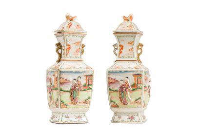 null 
Paire de vases couverts de forme balustre carré, en porcelaine à décor polychromes...