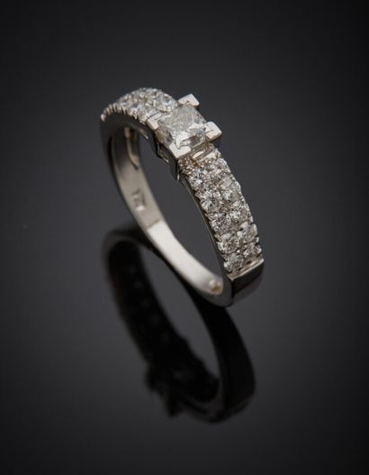 null BAGUE « bandeau » en or gris (750) serti d'un diamant taille princesse épaulé...
