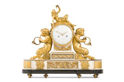 null 
Pendule en marbre blanc et bronze doré, le cabinet flanqué de deux jeunes satyres...