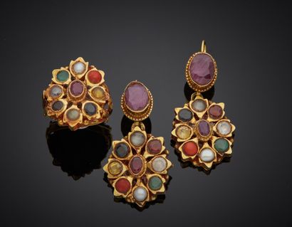 null Paire de PENDANTS d'OREILLES « Navaratna » en or jaune (375) 9 carats, ciselé...