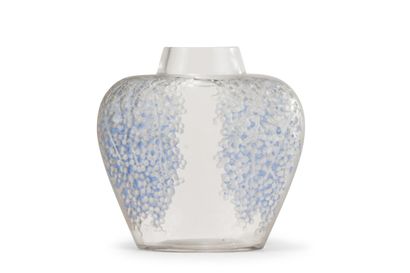 René LALIQUE (1860 1945) 
Vase « Poivre » (modèle créé en 1921). Épreuve en verre...