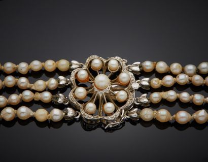  COLLIER « draperie » composé de quatre rangs de perles de culture baroque en chute....