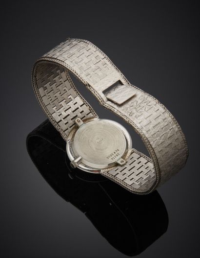  PIAGET 
BRACELET MONTRE ovale de dame en or gris (750). Lunette sertie de diamants...