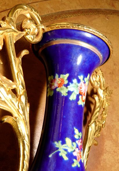  Paire de vases en porcelaine à décor polychrome, dans le goût de Sèvres, de roses,...