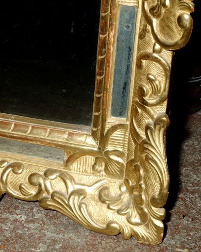 null Miroir à parcloses en bois et stuc doré à décor de fleurons et fleurettes, le...