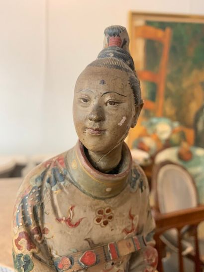  CHINE, Canton - XIXe siècle 
Statuette de jeune femme debout en plâtre peint polychrome,...