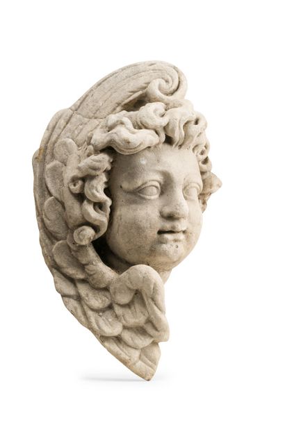  Tête d'ange en pierre calcaire sculptée en applique. 
XVIIe siècle 
H. : 46 cm 
(partie...