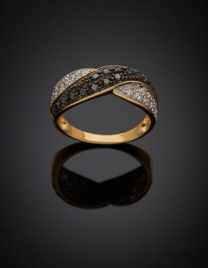  BAGUE « croisée » en or jaune, gris et or noirci (750) pavé de diamants blancs et...