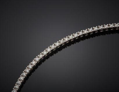 null BRACELET fin en or gris (750) serti d'un alignement de 100 diamants taille brillant....