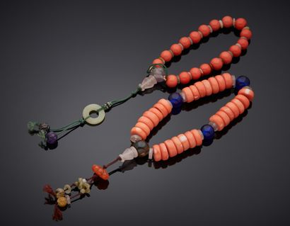  Deux BRACELETS de prière composés de perles et pierres de couleur diverses. 
Long....