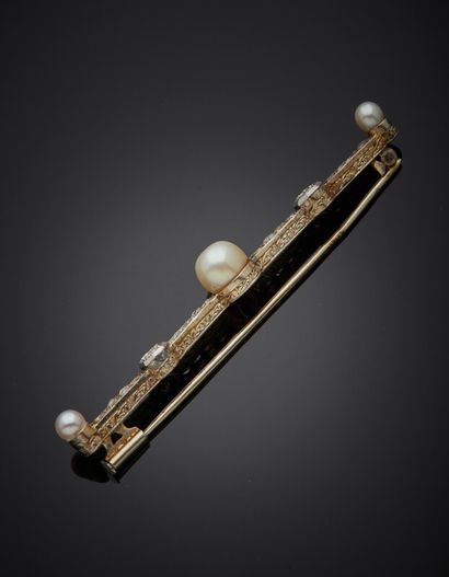 null BROCHE « barrette » en or gris (750) ornée de trois perles probablement fines...