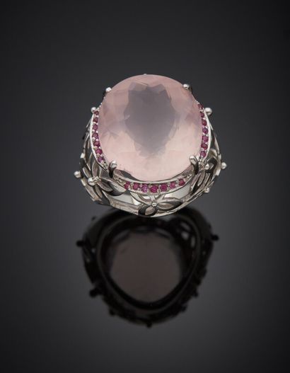 null Importante BAGUE en argent (925) ajouré à motifs de fleurettes, serti d'un quartz...