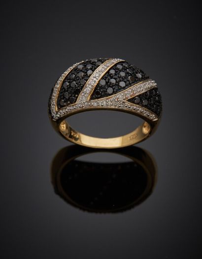  BAGUE « jonc » bombée en or jaune, gris et or noirci (750) pavé de diamants noirs,...
