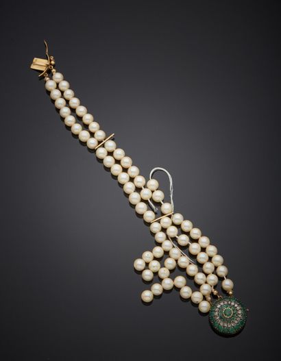  BRACELET composé de trois rangs de perles de culture crème. Fermoir bombé en or...