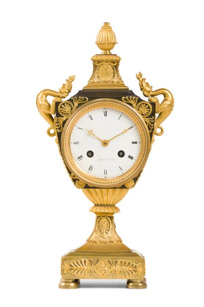 Clock in the shape of an urn in gilded bronze...
