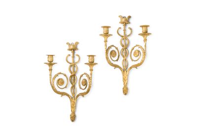 null 
Paire d'appliques à deux bras de lumière en bronze ciselé et doré à décor d'un...