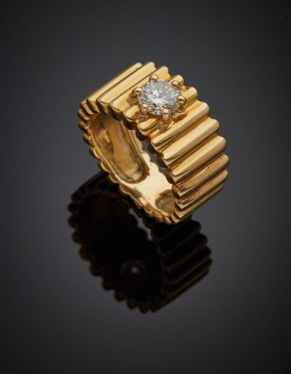 null Large BAGUE en or jaune (750) godronné, serti d'un diamant taille brillant.

Doigt...